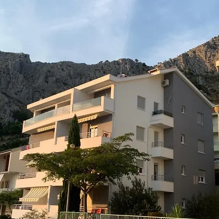 Apartments Beverly Omis Exterior photo